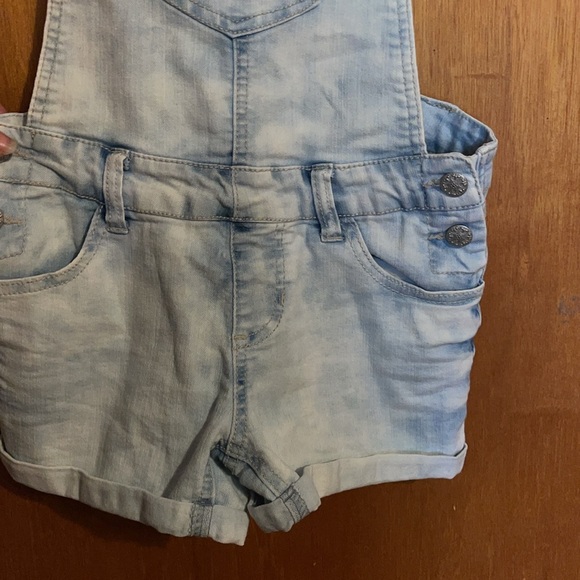 •BLUE SPICE•DENIM ACID WASH OVERALLS SHORTS SIZE 3 EUC - Picture 2 of 9